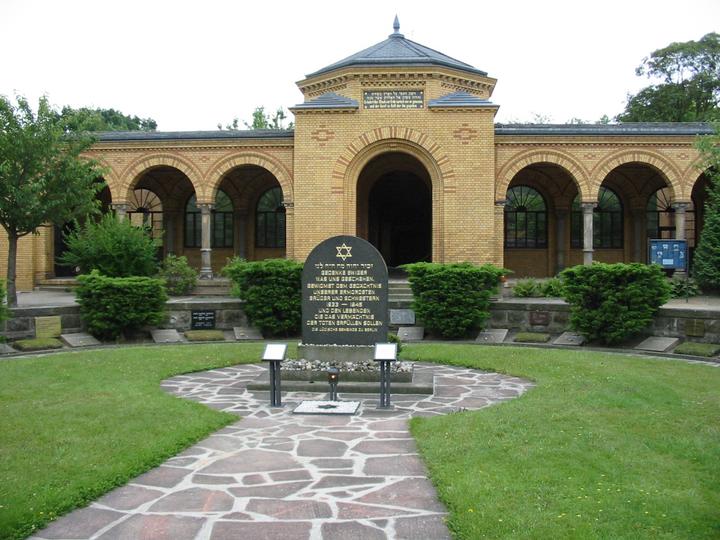 Eingang mit Mahnmal für die Opfer der deutschen Judenvernichtung