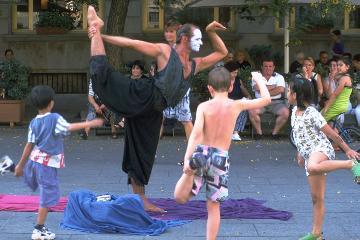 Straßenkünstler mit Kindern