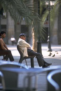 Mann auf dem Plaça Reial