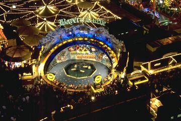 Blick vom Riesenrad auf die Bayernkurve